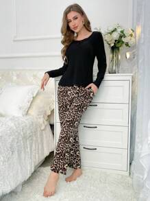 Conjunto de pijama con estampado de leopardo y encaje en contraste