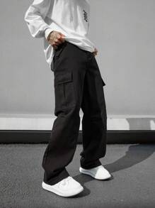 Manfinity Hypemode Pantaloni cargo neri lunghi, lavati e svasati con tasche a pattina laterali per uomo, adatti per uscire con gli amici e per l'abbigliamento da strada