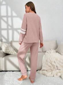 Conjunto de pantalón y top de caída de hombros con estampado de rayas y bordado de oso para usar en casa