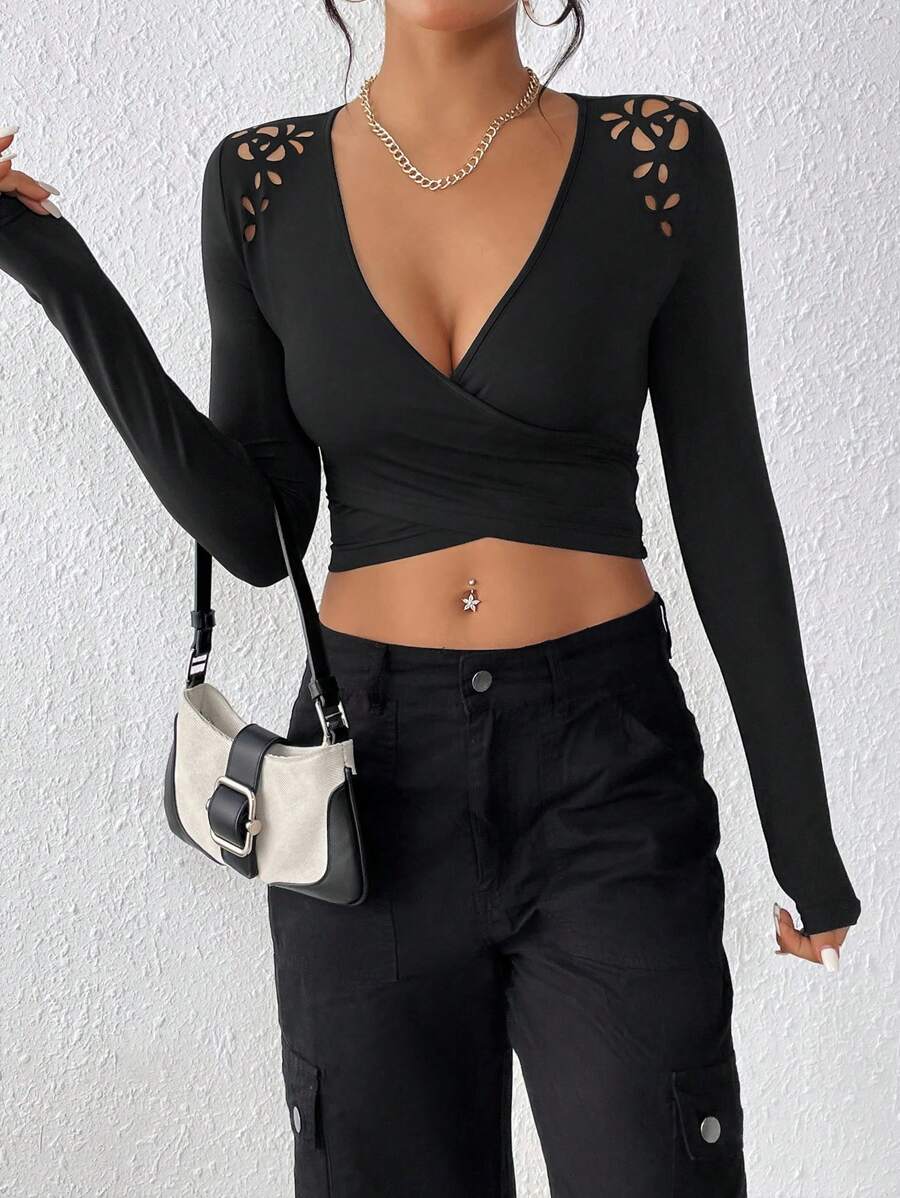 SHEIN Essnce 鏤空圍裹交叉短款T恤 - 黑色 - 查看 1