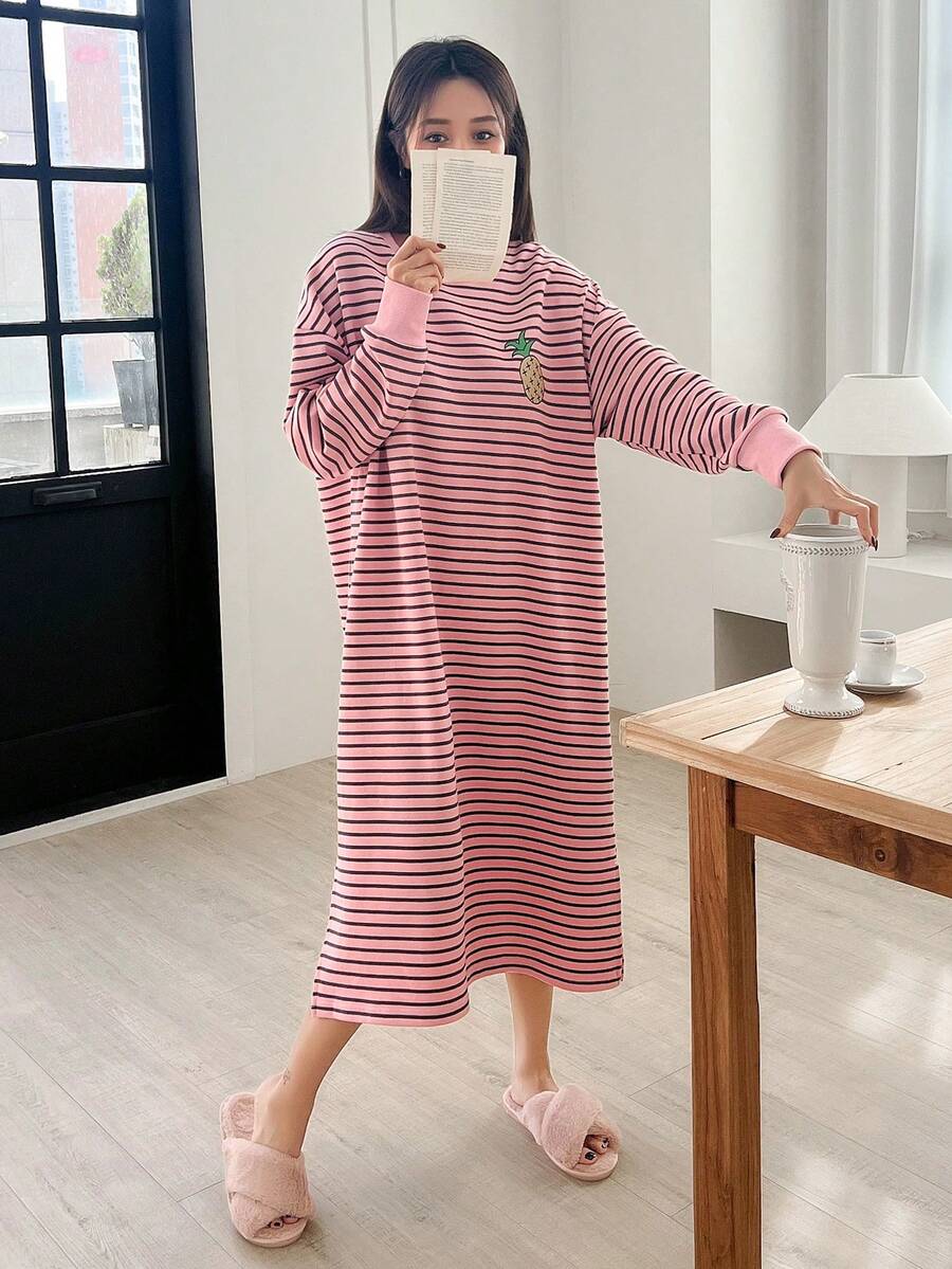 DAZY Vestido homewear con estampado de rayas de hombros caídos bajo con abertura - Rosa - Ver 1
