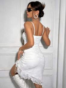 SHEIN X MariajoseGi SHEIN ICON 不对称下摆蕾丝嵌件抽绳吊带连衣裙 - 白色 - 查看 2