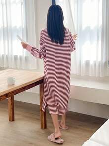 DAZY Vestido homewear con estampado de rayas de hombros caídos bajo con abertura - Rosa - Ver 2