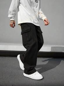 Manfinity Hypemode Pantaloni cargo neri lunghi, lavati e svasati con tasche a pattina laterali per uomo, adatti per uscire con gli amici e per l'abbigliamento da strada