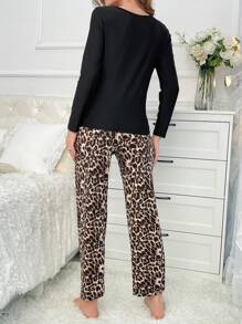 Conjunto de pijama con estampado de leopardo y encaje en contraste
