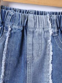 女婴牛仔裤，直筒裤型，拼接毛边设计，松紧腰带，轻薄水洗蓝牛仔面料，休闲乡村风，适合外出、幼儿园、日常穿着、周末休闲，可搭配短袖/长袖上衣。 - 中等水洗藍 - 查看 5