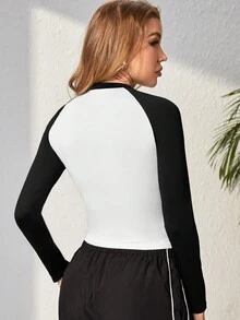 SHEIN Daily&Casual 字母圖案插肩袖短款運動T恤 - 黑與白 - 查看 2