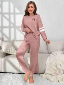 Conjunto de pantalón y top de caída de hombros con estampado de rayas y bordado de oso para usar en casa