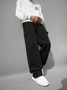 Manfinity Hypemode Pantaloni cargo neri lunghi, lavati e svasati con tasche a pattina laterali per uomo, adatti per uscire con gli amici e per l'abbigliamento da strada