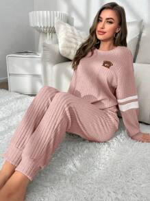 Conjunto de pantalón y top de caída de hombros con estampado de rayas y bordado de oso para usar en casa