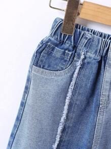 女婴牛仔裤，直筒裤型，拼接毛边设计，松紧腰带，轻薄水洗蓝牛仔面料，休闲乡村风，适合外出、幼儿园、日常穿着、周末休闲，可搭配短袖/长袖上衣。 - 中等水洗藍 - 查看 4