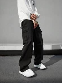 Manfinity Hypemode Pantaloni cargo neri lunghi, lavati e svasati con tasche a pattina laterali per uomo, adatti per uscire con gli amici e per l'abbigliamento da strada