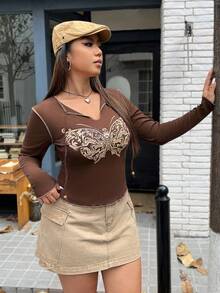 SHEIN EZwear 大碼蝴蝶圖案缺口領抽繩T恤 - 鏽棕色 - 查看 3