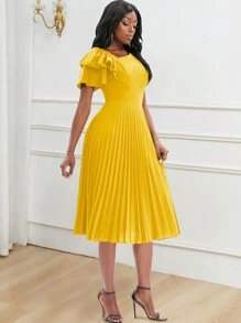 Đầm mùa hè thanh lịch với cổ áo bất đối xứng, viền bèo nhún và gấu đầm xếp ly. - Màu vàng - Xem 4