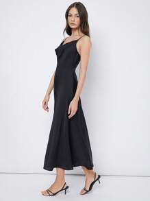 BizChic Robe cami en satin à encolure drapée longue, couleur noire unie