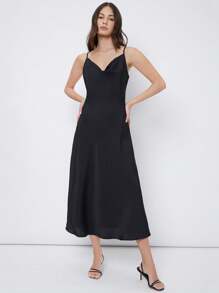 BizChic Robe cami en satin à encolure drapée longue, couleur noire unie