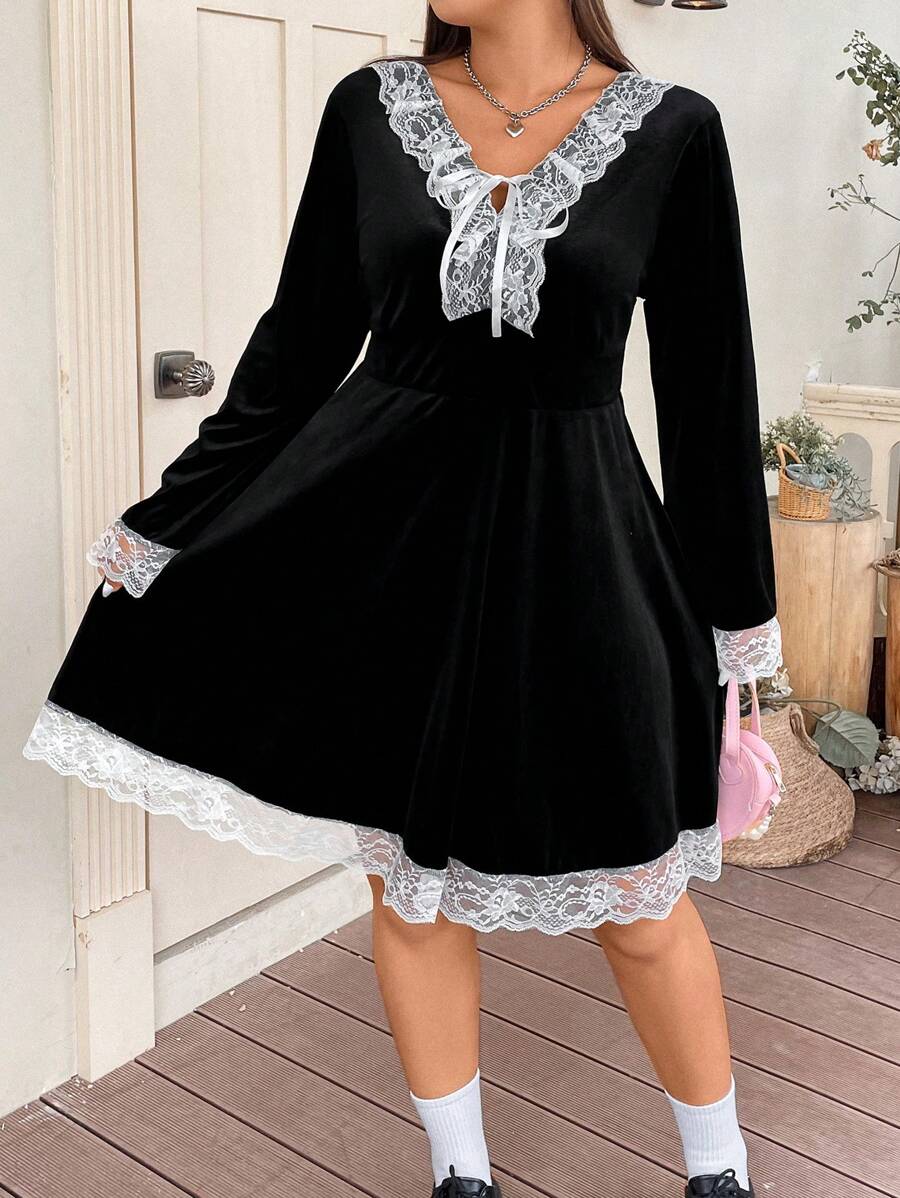 Flirla 大碼蕾絲拼接前繫帶絲絨洋裝 - 黑色 - 查看 1