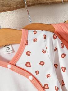 SHEIN Set regalo di body, tutina e pantaloni con bavaglino per bambine con grafica a cartoni animati e bordi a contrasto
