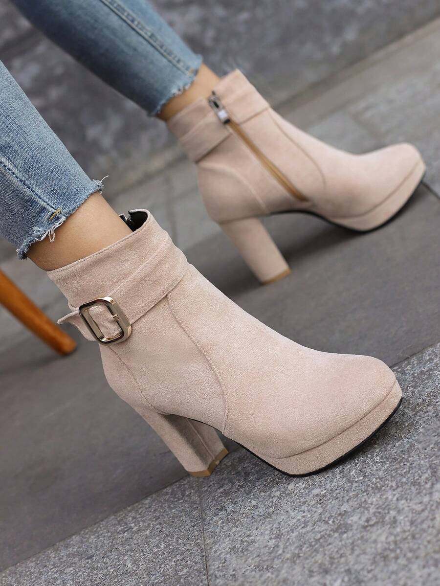 淺褐色的顏色短靴適用於秋冬特色防水防水台,粗跟高跟鞋&金屬質感扣飾 - 米色 - 查看 1