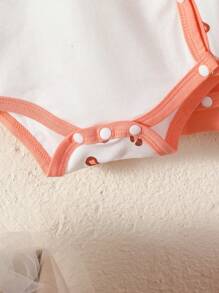 SHEIN Set regalo di body, tutina e pantaloni con bavaglino per bambine con grafica a cartoni animati e bordi a contrasto