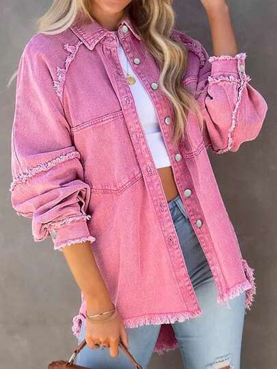 Estilosa chaqueta rosa holgada con bordes deshilachados, prenda versátil