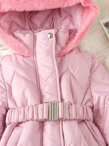 SHEIN Abrigo acolchado y con relleno para niña pequeña con capucha con borde de peluche y cinturón - Rosa - Ver 5