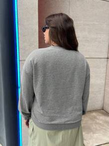 SHEIN Essnce 大碼字母壓紋落肩袖運動衫 - 灰色 - 查看 2