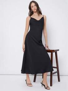 BizChic Robe cami en satin à encolure drapée longue, couleur noire unie