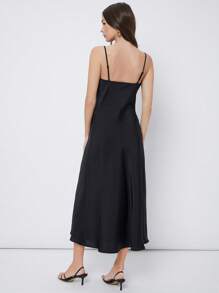 BizChic Robe cami en satin à encolure drapée longue, couleur noire unie