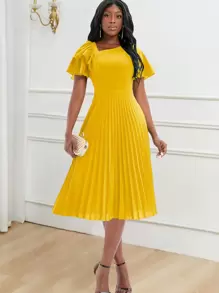 Đầm mùa hè thanh lịch với cổ áo bất đối xứng, viền bèo nhún và gấu đầm xếp ly. - Màu vàng - Xem 3