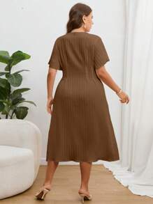 SHEIN Essnce 大碼前紐扣V領洋裝 - 咖啡棕 - 查看 2