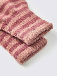 SHEIN 1pair Warm Knitted Gloves With Pentagram Jacquard Pattern