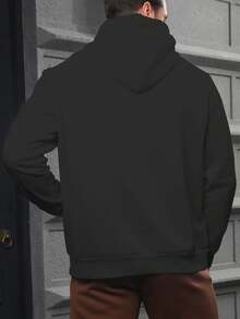 Manfinity Homme 男士加大碼連帽衛衣,印有字母印花並帶有束繩 - 黑色 - 查看 2