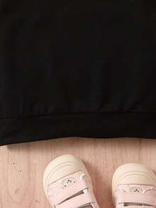 女嬰蝴蝶和字母圖案運動衫