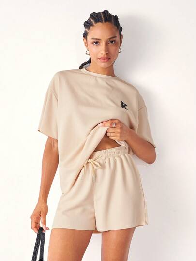 طقم قصير الأكمام بطبعة حرفية وياقة مستديرة وأكتاف منسدلة وشورت كاجوال للنساء