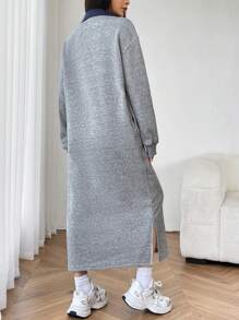 SHEIN EZwear Váy nỉ cổ tròn vai trễ vai xẻ tà họa tiết chữ vá cho lễ tốt nghiệp, trang phục trở lại trường, tốt nghiệp, trang phục giáo viên dành cho nữ, trở lại trường vào mùa thu/đông - Màu Xám nhạt - Xem 2