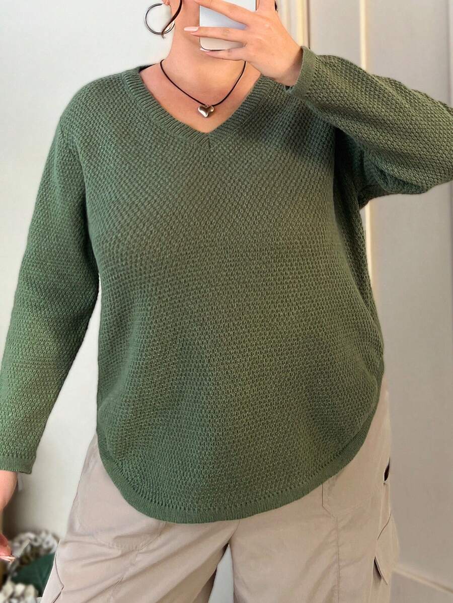 SHEIN LUNE 加大码纯色V领弧形下摆针织套头衫秋冬毛衣 - 軍綠色 - 查看 1