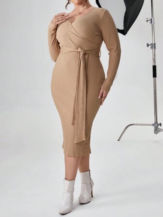 SHEIN Privé Plus Omlotturringning Bälte Bodycon Klänning