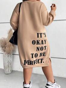 SHEIN CURVE+ 大碼標語圖案落肩袖下擺開叉衛衣洋裝 - 卡其色 - 查看 4