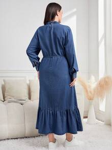 Mulvari Talla grande Vestido mezclilla de cuello con fruncido bajo con fruncido con cinturón - Azul lavado medio - Ver 2