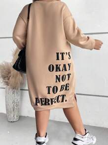 SHEIN CURVE+ 大碼標語圖案落肩袖下擺開叉衛衣洋裝 - 卡其色 - 查看 2
