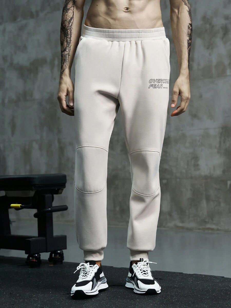 Manfinity Sport Corelite 男友风男士字母印花斜插口袋运动裤 - 淺灰色 - 查看 1