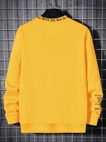 Manfinity Homme Áo nỉ nam dáng rộng, in chữ, vai rớt, màu vàng, cổ tròn. - Màu vàng - Xem 2
