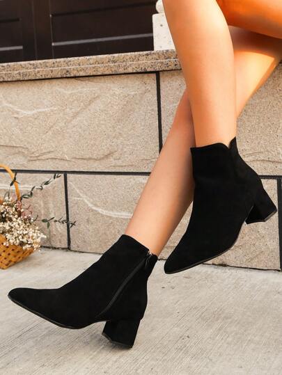 Modische schwarze Ankle Boots mit spitzer Zehenpartie, Plateauabsatz und Seitlichem Reißverschluss für Damen im Herbst/Winter, passend zu Jogginghose, Damenstiefel