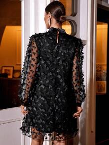 Vestido de malla de cuello alto con diseño aplique