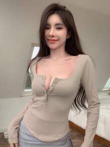 DAZY Camiseta de punto acanalado de corte ajustado con botones delanteros, ropa de otoño para mujer con mangas largas - Caqui - Ver 2