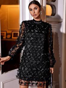 Vestido de malla de cuello alto con diseño aplique