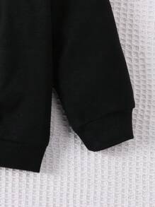 SHEIN Cô gái Lá thư & Nhân vật In Áo nỉ Với Túi có nắp Và Quần Cargo Bộ - màu đen - Xem 4
