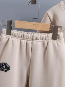 SHEIN 男小童字母圖案加絨內裏衛衣和衛褲&背心連帽夾克 - 杏色 - 查看 6