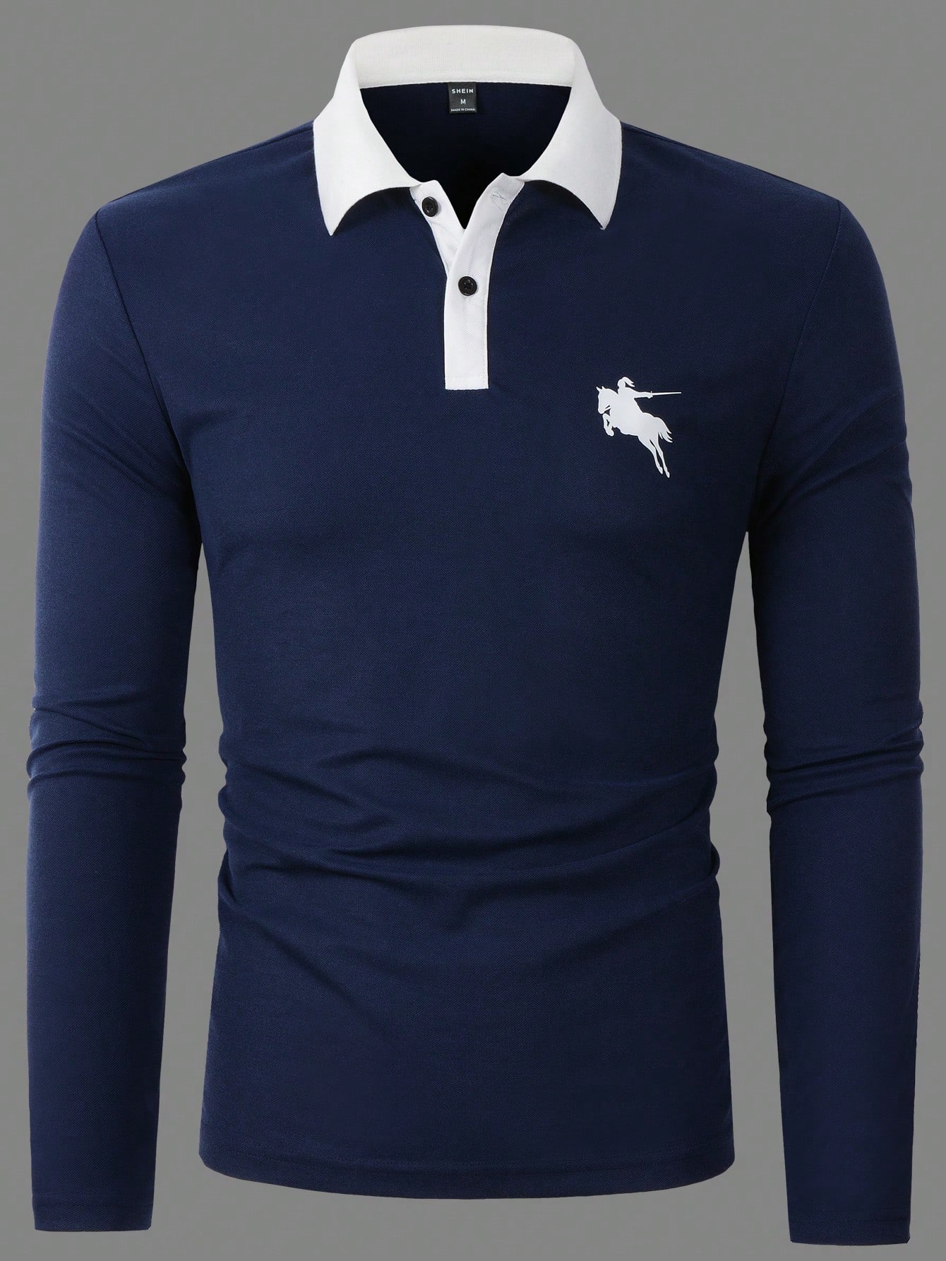 قميص بولو جولف بأكمام طويلة وياقة متباينة مطبوع عل...